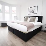 Large 5 Bedroom House - Harlequin Gardens - Parking - Wifi