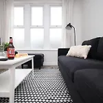 Large 5 Bedroom House - Harlequin Gardens - Parking - Wifi