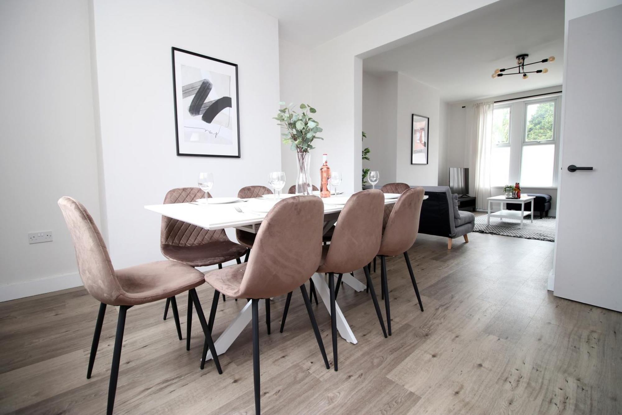 Large 5 Bedroom House - Harlequin Gardens - Parking - Wifi Guest house Cardiff
