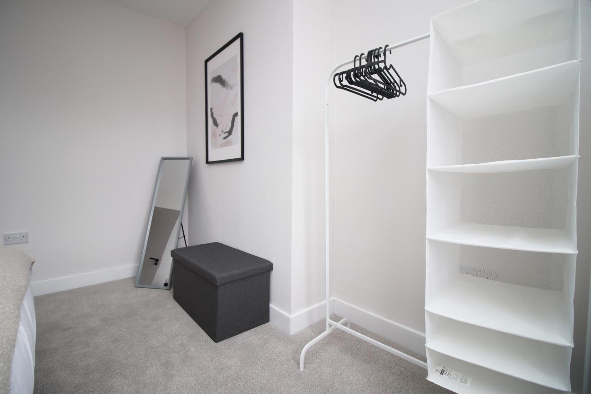 Large 5 Bedroom House - Harlequin Gardens - Parking - Wifi Guest house Cardiff