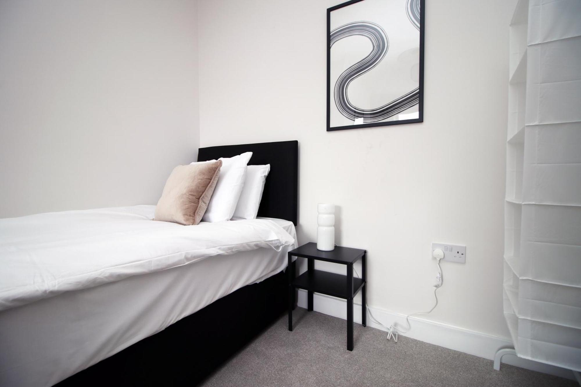 Guest house Large 5 Bedroom House - Harlequin Gardens - Parking - Wifi Cardiff