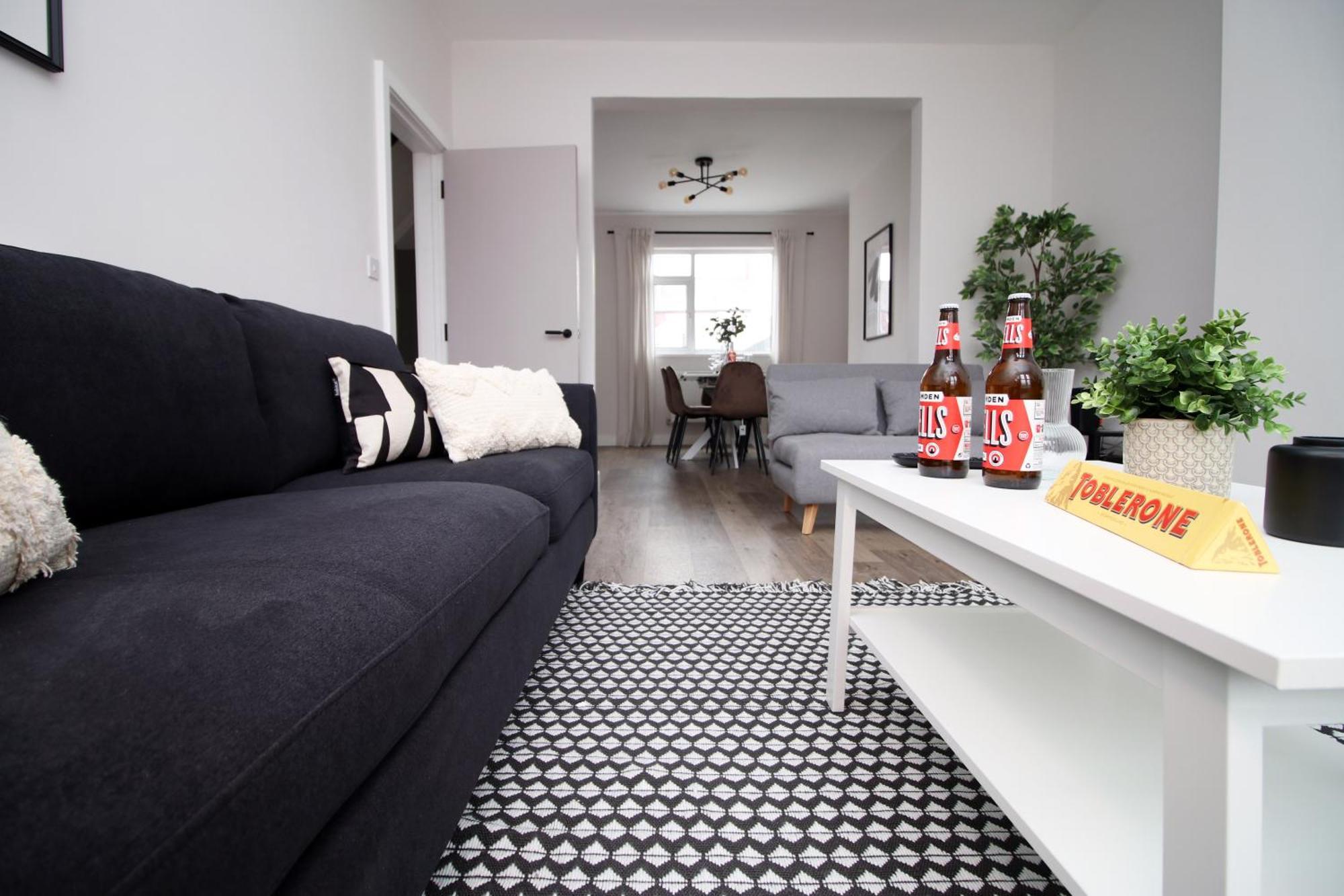 Guest house Large 5 Bedroom House - Harlequin Gardens - Parking - Wifi Cardiff