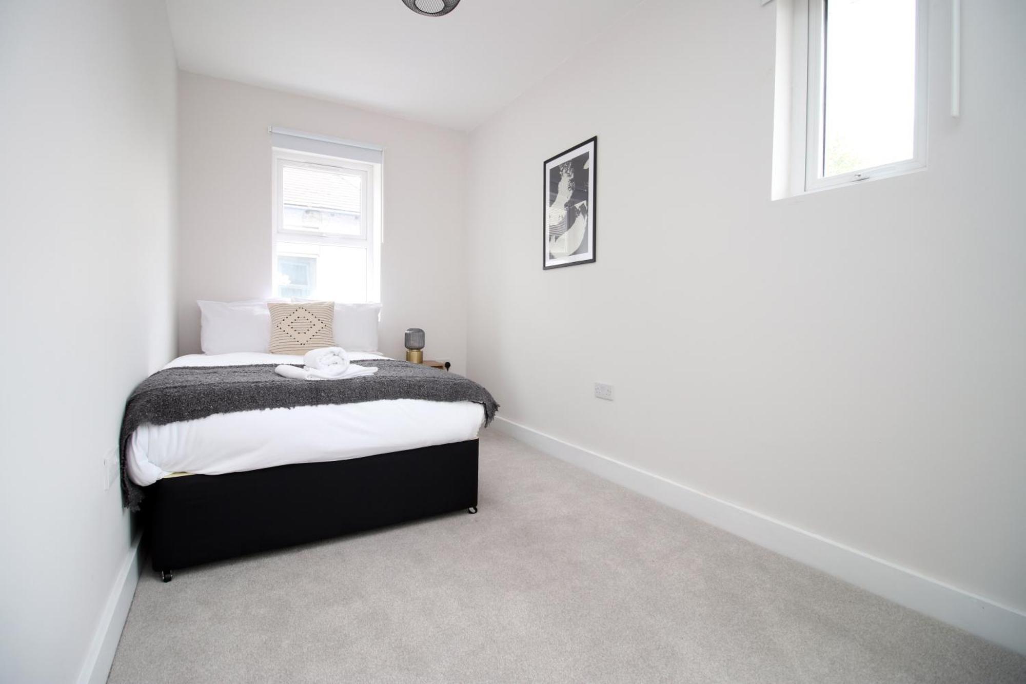 Large 5 Bedroom House - Harlequin Gardens - Parking - Wifi Cardiff